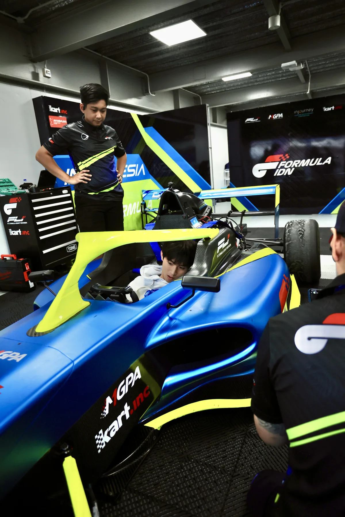 Faith seated in the Formula IDN F4 car at Mandalika